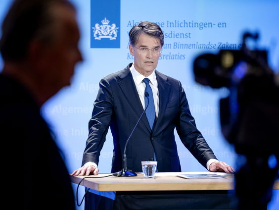 Met eigen spionageteams verzamelen criminelen informatie om aanslagen te kunnen plegen, waarschuwt AIVD