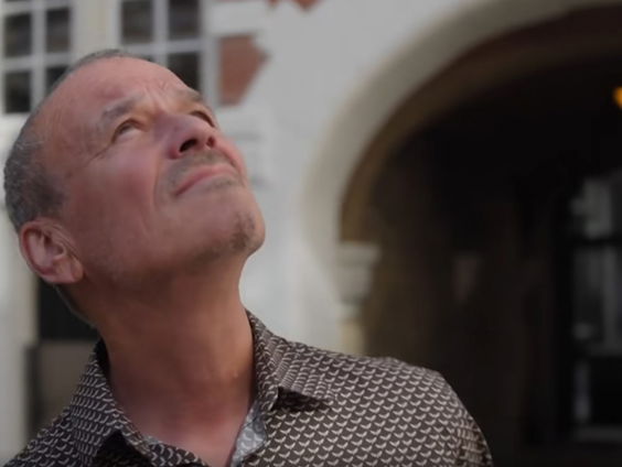 Muzikant Ernst Jansz op zoek naar zijn slavernijverleden in Indonesië