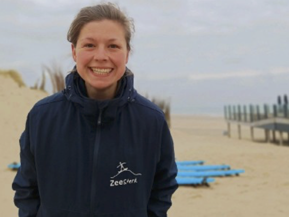 Surftherapie helpt jongeren om zelfvertrouwen te winnen: 'Op de zee voelen ze zich vrij'