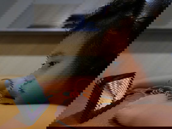 Lezen of filmpjes kijken? Een inkijkje in hoe kinderen begrijpen