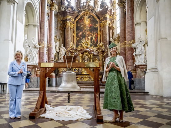 Koningin Maxima luidt bijzondere vredesklok in Praag