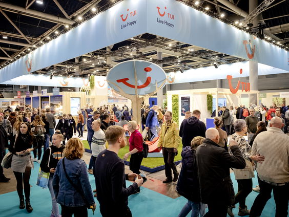 Reisbranche ANVR en TUI willen af van verbod op fossiele reclames in de stad