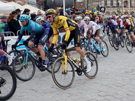 Wielrenners betrapt op door rood in Ronde van Vlaanderen