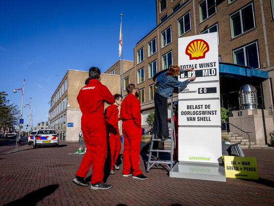 Benzineprijzen stijgen, moeten we winsten van oliebedrijven meer belasten?