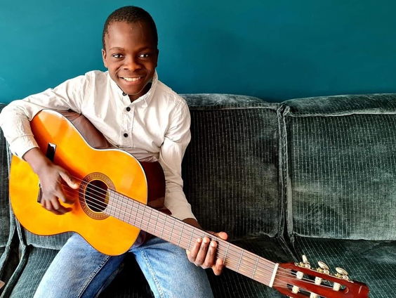 Muzikant Ruben Hoeke geeft met Stichting gitaren weg aan kinderen