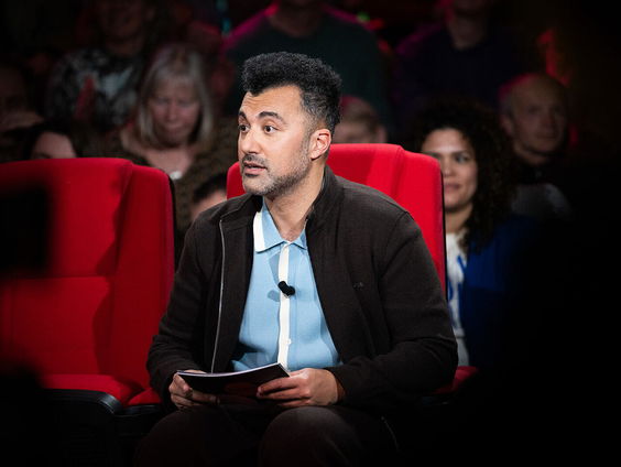 Özcan Akyol deelt persoonlijkverhaal in theatertour 'De klassenmigrant'
