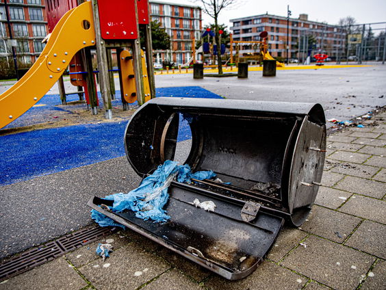 Prullenbakken in Katwijk krijgen een naam: gemeente hoopt dat er geen vuurwerk in wordt gegooid