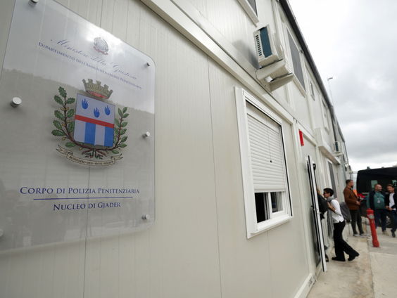 Eerste boot met migranten vanuit Italië onderweg naar Albanië