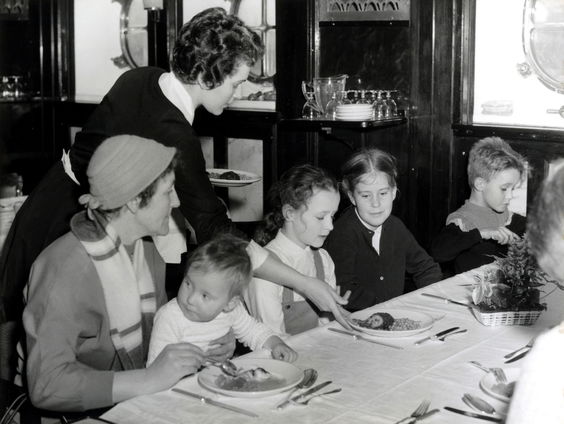 De geschiedenis van de ‘onzichtbare’ koks en kelners wordt belicht