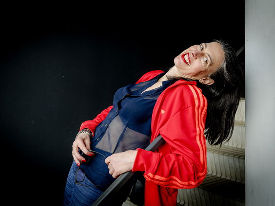 Theatervoorstelling 'Tot het is wat het moet zijn' met politieagenten op het podium