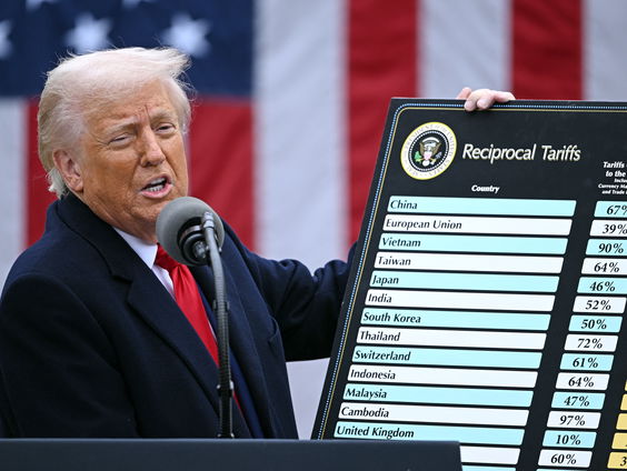 Trump gooit 'nucleaire bom' op wereldhandel met nieuwe importtarieven