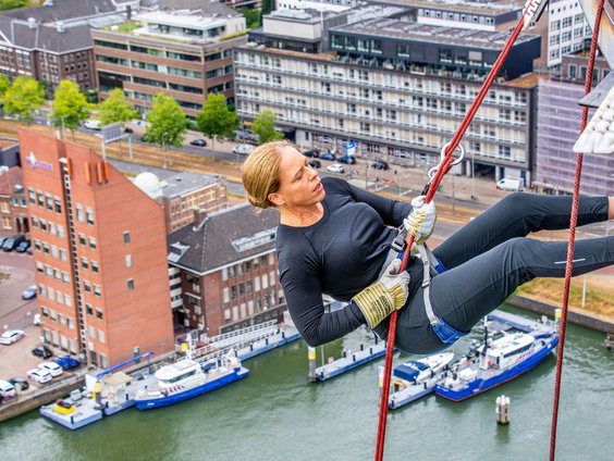 Schouten abseilend van Euromast: hoe belangrijk is zichtbaarheid van burgemeesters?