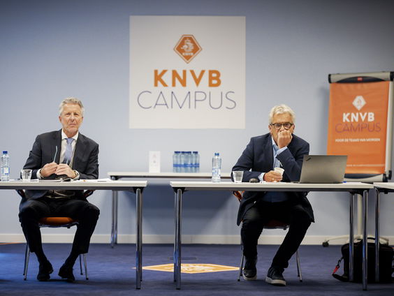 Voetbalmakelaar Rob Jansen op De Perstribune