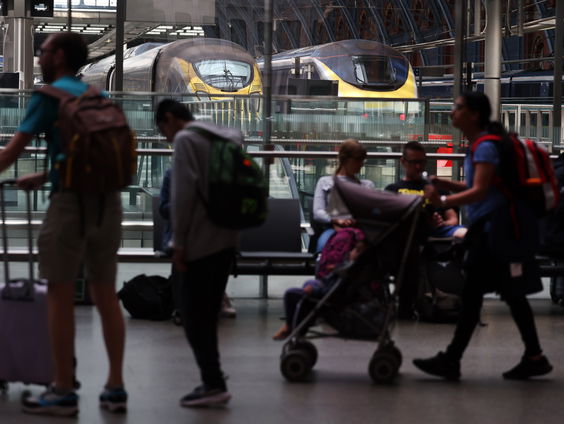 Is het verantwoord om je vijftienjarige kind alleen te laten reizen?