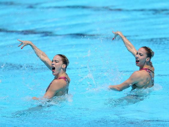 Tweeling Noortje en Bregje winnen twee gouden medailles in synchroonzwemmen