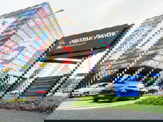 Waar komt de werkdruk in de media vandaan, en hoe moet dat anders in de hervormingen van de publieke omroep?