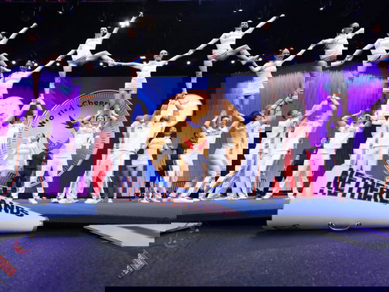 Het Rechter Rijtje met cheerleader Rob Tonnaer