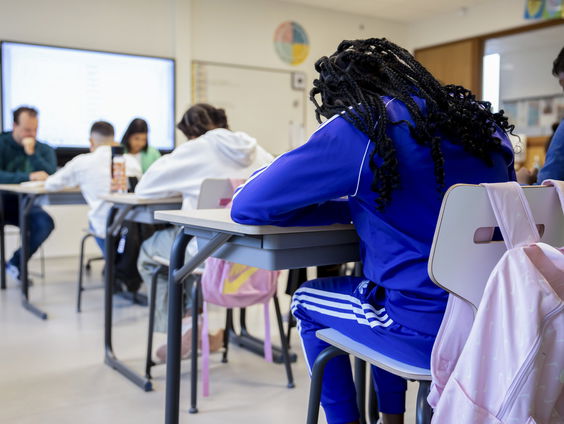 Moeten we terug naar scholen zonder schermen?