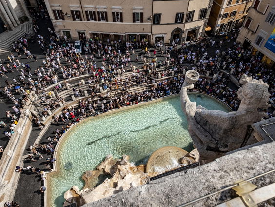 Gemeente Rome overweegt toegangsgeld voor drukke Trevifontijn