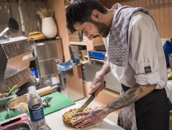 Vluchtelingen verkopen Ter Apeltaarten in bakkerij Van Waarde in Amsterdam