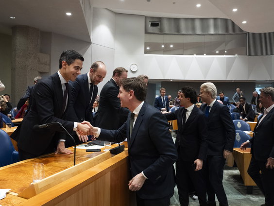 Oppositiepartijen vinden: "Coalitie rijdt op een muur af"