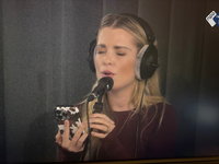 Jennifer Ewbank zingt popversies van liederen Huub Oosterhuis