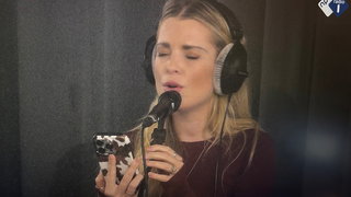 Jennifer Ewbank zingt popversies van liederen Huub Oosterhuis