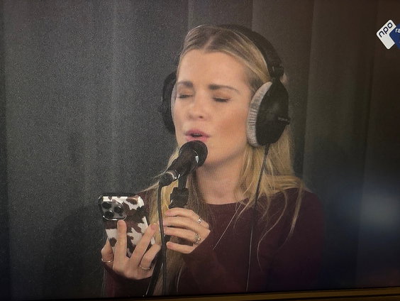Jennifer Ewbank zingt popversies van liederen Huub Oosterhuis