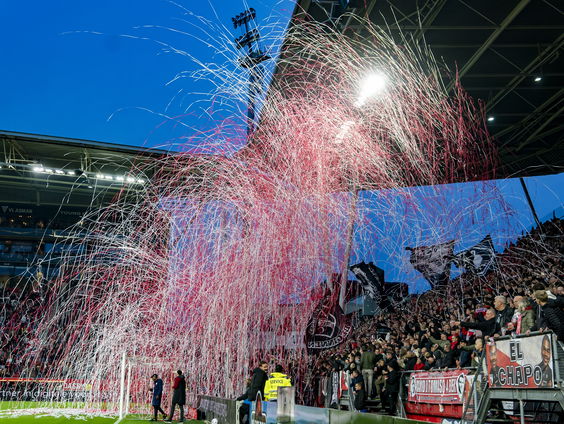 Wat is een gepaste straf voor vuurwerk afsteken in het voetbalstadion?