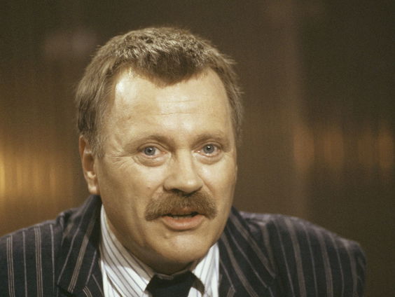 De Willem Wilminkprijs wordt uitgereikt, maar wie was Willem Wilmink eigenlijk?