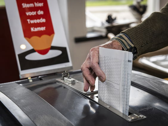 Steeds meer autocratieën: Hoe staat Nederland ervoor?