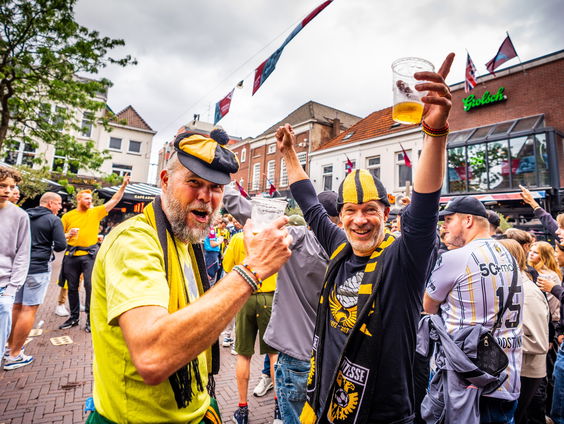 Tranen van vreugde na uitspraak terugkomst Vitesse eerste divisie