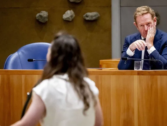 Minister zegt sorry tegen Tweede Kamer: 'Typisch voorbeeld van waardeloos excuus'
