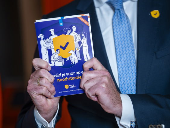 Het noodpakket in De Mediamachine: hoe een folder een symbool werd