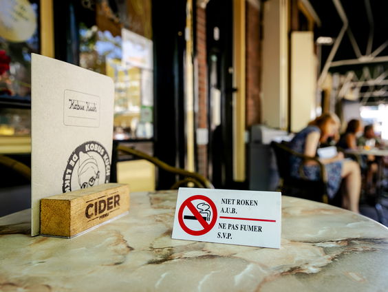 Rokers weren van het terras: hoog tijd of betuttelend?