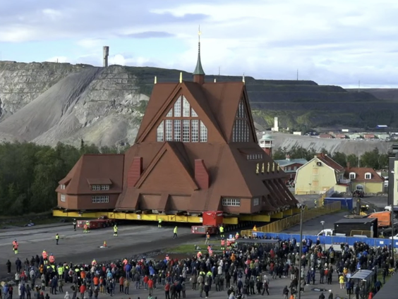 Een kerk optillen en kilometers verder weer neerzetten, zo doe je dat