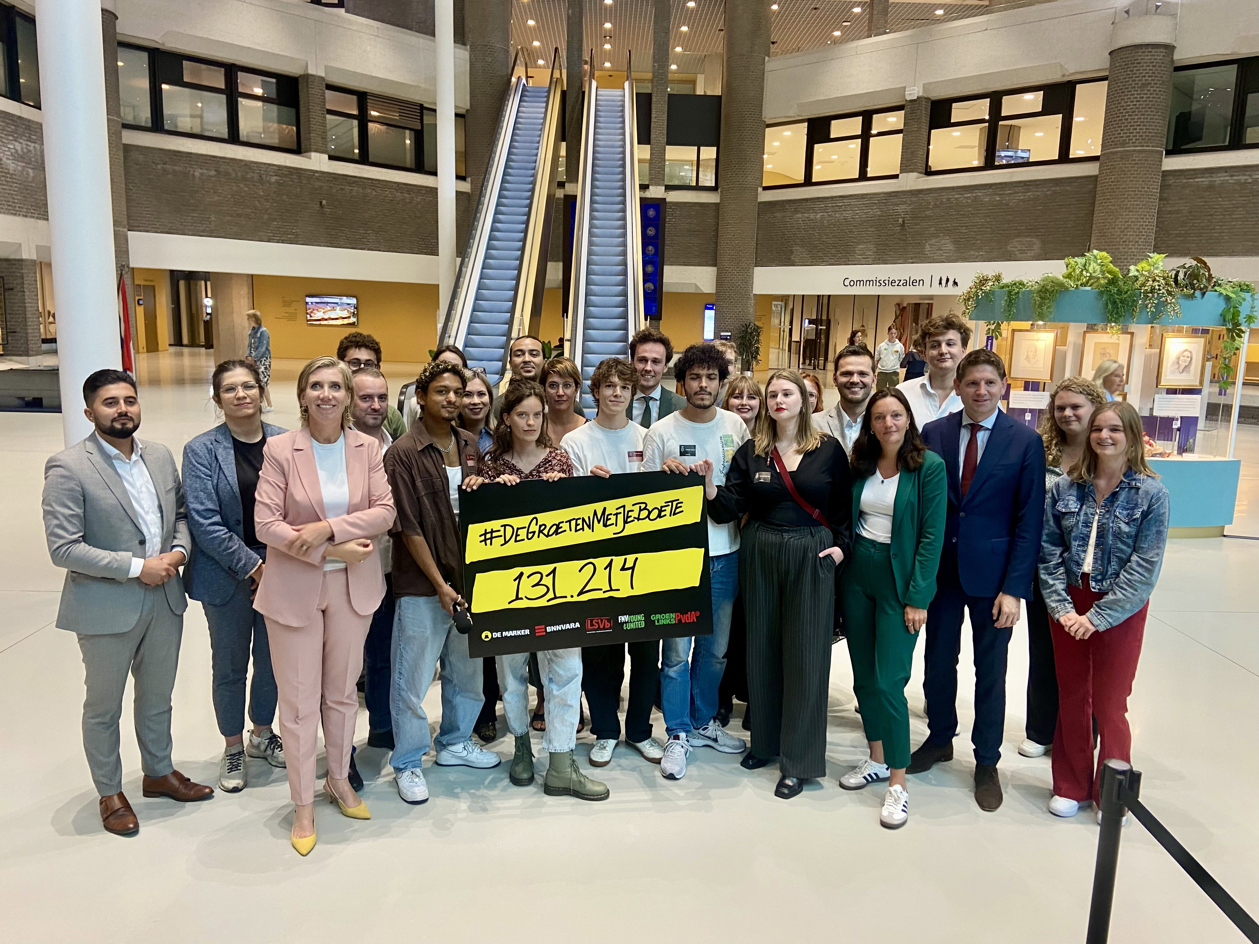 De Marker biedt petitie tegen langstudeerboete aan aan Minister van