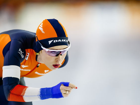 Ga je sneller schaatsen met beide armen op de rug?