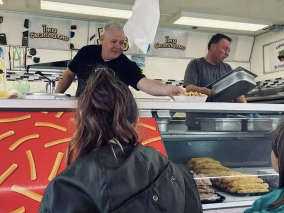 Nederlandse frietbakkers krijgen een Oekraïnse humanitaire onderscheiding