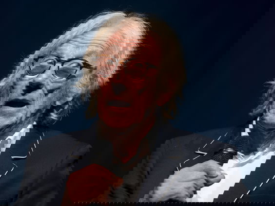 Freek de Jonge viert 80e verjaardag met nieuw werk, na moeilijk jaar