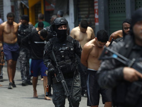 Bloedige politieactie tegen bende eist tientallen levens in Rio de Janeiro