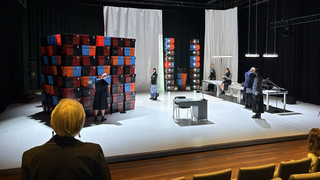 Eenzame doden krijgen hommage op podium: 'alsof we ze nu écht kunnen begraven'