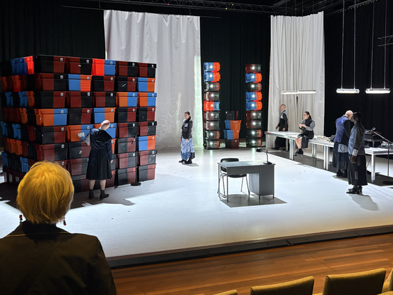 Eenzame doden krijgen hommage op podium: 'alsof we ze nu écht kunnen begraven'