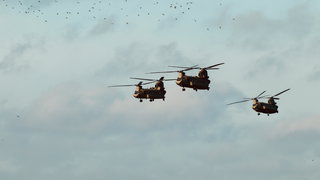Michiel blust natuurbranden vanuit een Chinook