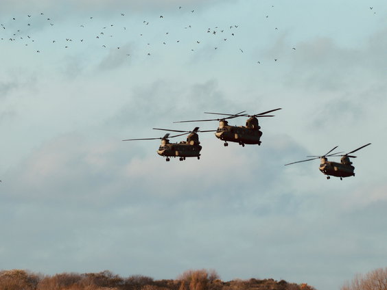 Michiel blust natuurbranden vanuit een Chinook