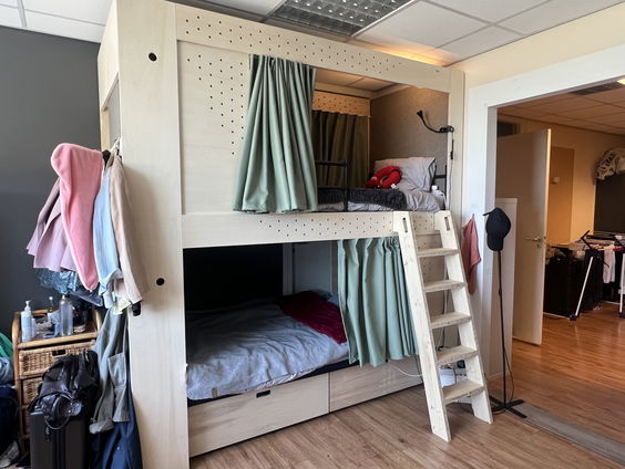 Nieuwe bedden in Bleskensgraaf moeten zorgen voor meer privacy voor asielzoekers