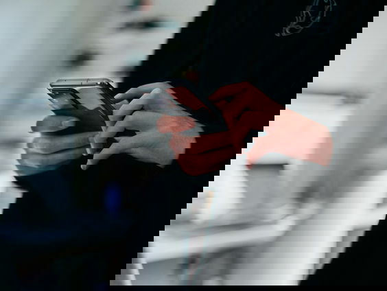 Kabinet adviseert om geen smartphone te gebruiken tot 15 jaar