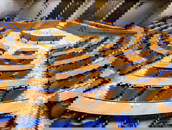 Hoe wil het kabinet de investeringen in defensie betalen?