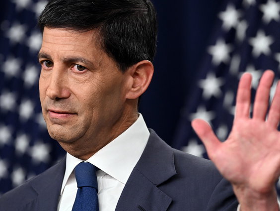 Kersverse Fed-voorzitter Kevin Warsh spreekt centrale bankiers toe