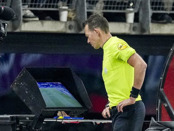Scheidsrechters schallen door de stadionspeakers om beslissing VAR uit te leggen